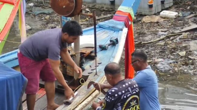 พังงา-เรือประมงพื้นบ้านเร่งนำเรือเข้าฝั่ง หวั่นพายุไต้ฝุ่น “โพดุล” (PODUL)