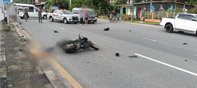 พังงา-เศร้าอีกแล้ว!!เกิดอุบัติเหตุชาวต่างชาติขับรถจักรยานยนต์ถูกรถกระบะเฉี่ยวชนเสียชีวิตคาที่ย่านแหล่งท่องเที่ยวชื่อดังเขาหลัก