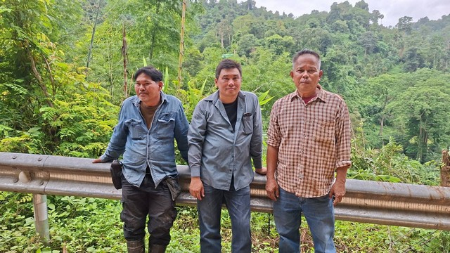 อุตรดิตถ์-น้ำท่วม-ดินถล่มอุตรดิตถ์! ชาวสวนลำบากหนัก จ่าวัช ลูกชาวสวน ฮีโร่ตัวจริง นำรถส่วนตัวเปิดทางช่วยเกษตรกรกว่า 2,000 ราย ขนทุเรียน-ผลไม้ออกสู่ตลาด