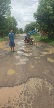 ยโสธร ชาวบ้านร้องถนนชำรุดเป็นหลุมเป็นบ่อนานนับ 2 ปี วอนเร่งแก้ไขชาวบ้านเดือดร้อนหนัก