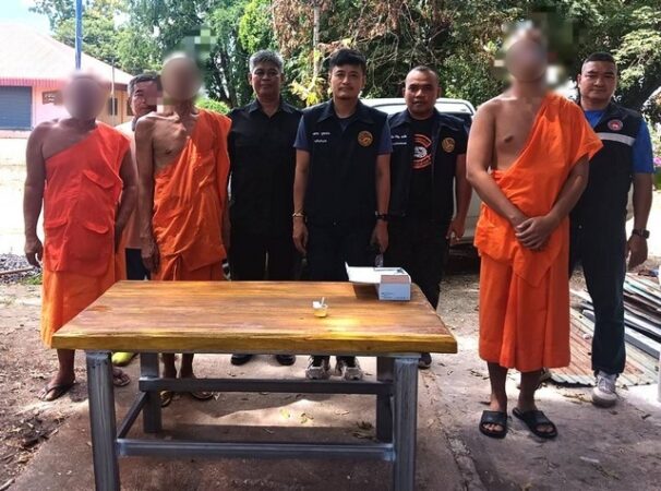 พิจิตร-ฝ่ายปกครอง-ตำรวจสภ.ตะพานหินลุยตรวจหาสารเสพติด2วัดเจอพระฉี่สีม่วง5รูปจับสึกทันที