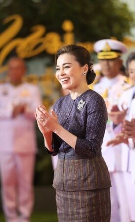 ลพบุรี-ผู้ว่าราชการจังหวัดลพบุรี รับมอบเงินพระราชทานขวัญถุงกองทุนแม่ของแผ่นดิน ประจำปี 2568 จากสมเด็จพระนางเจ้าฯ พระบรมราชินี ในงานมหกรรมกองทุนแม่ของแผ่นดินประจำปี 2568