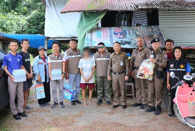 ลพบุรี สภ.โคกสำโรง ร่วมมอบสิ่งของช่วยเหลือผู้ป่วยติดเตียง ตรวจค้นหาผู้เสพยาเสพติด