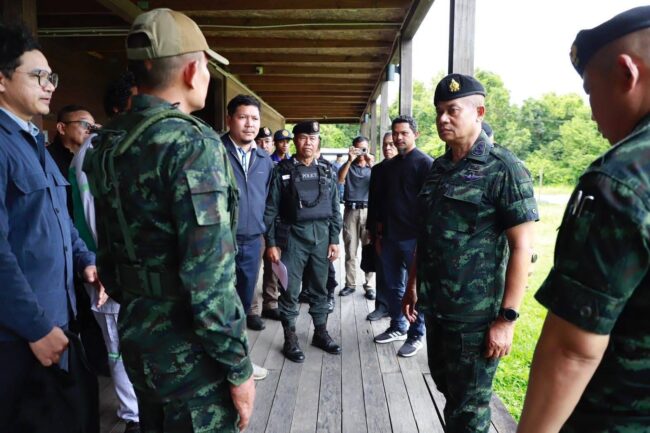 นราธิวาส – แม่ทัพภาคที่ 4 ลงพื้นที่โรงงานไฟฟ้าชีวมวลแว้ง หลังถูกลอบวางเพลิง กำชับคุมเข้มพื้นที่ชั้นใน–ชั้นนอก เขตเศรษฐกิจ และแนวชายแดน