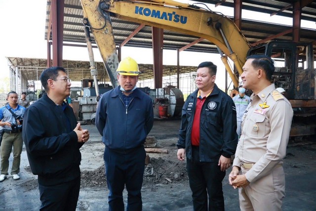 นราธิวาส-ผู้ว่าฯ นราธิวาส ลงพื้นที่เยี่ยมให้กำลังใจผู้ประกอบการบริษัท ไพรส์ ออฟ วู้ด กรีน เอเนอจี่ อำเภอแว้ง จากเหตุคนร้ายลอบวางเพลิง