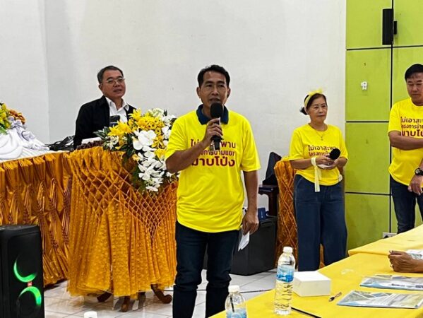 ชลบุรี-ชาวบ้านกว่า 500 คน รวมตัวคัดค้านสร้างสะพานข้ามแยกมาบโป่ง กระทบเศรษฐกิจชุมชน ชี้ไม่สามารถแก้ปัญหารถติดได้จริง