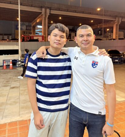 พลเมืองดีช่วยรถเก๋งโตโยต้าแคมรี่ไฟใหม้ห้องเครื่องเกือบวอดทั้งคันคนขับปลอดภัย