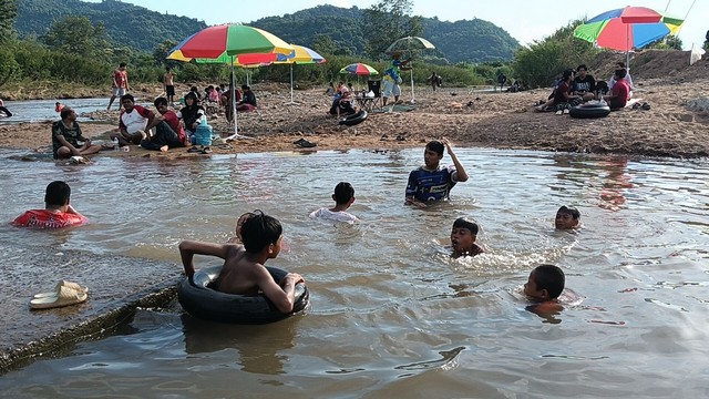 เพชรบูรณ์ แห่เล่นน้ำคลองหน้าเขาปู่ คลายร้อนอย่างคึกคัก