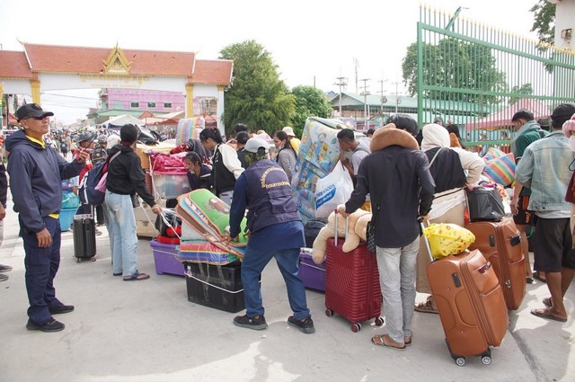 จันทบุรี//แรงงานกัมพูชา แห่กลับประเทศญาติเป็นหว่ง สถานการณ์ในขณะนี้ คาดทะลุ 30,000 คน