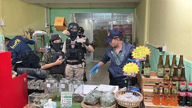 ปกครองบางละมุงร่วมตำรวจ บุกจับร้านน้ำกระท่อม พบกลุ่มวัยรุ่นมั่วสุม ยึดยาบ้า-ยาเค-ยาอี อื้อ