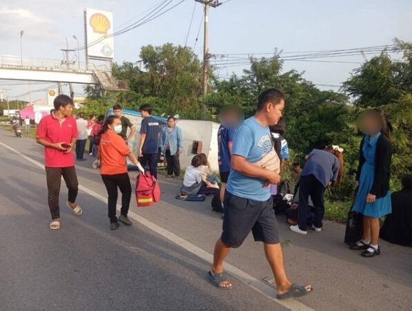 ร้อยเอ็ด…เกือบไปแล้ว…กระบะชนท้ายรับส่งนักเรียนพลิกคว่ำเทกระจาดเจ็บหลายราย