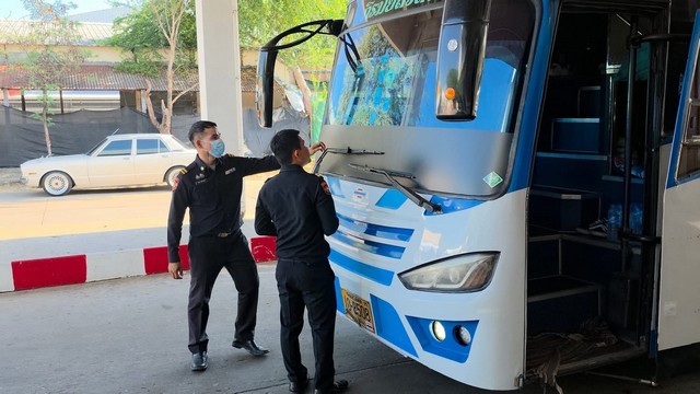 ร้อยเอ็ด..เข้ม…ขนส่งร้อยเอ็ดคุมเข้มรถโดยสารสาธารณะช่วงวันหยุดยาว ตรวจเข้มทุกจุดสร้างความปลอดภัยผู้โดยสาร