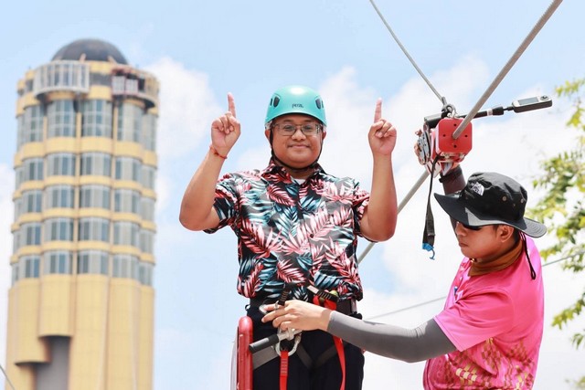 ร้อยเอ็ด…ผู้ว่าฯเมืองโหวด ขึ้นทดสอบเครื่องเล่นโหนสลิง( ZIP LINE ) ชั้น 34 ยัน พร้อมร้อยเปอร์เซ็นต์ ก่อนเชิญรมต.ท่องเที่ยวฯลั่นซ้องเปิดงาน 23 สิงหาคม ศกนี้
