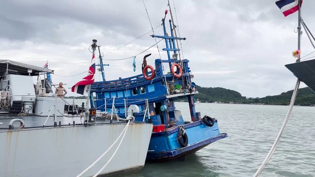 สงขลา-ทัพเรือภาคที่ 2 สนธิกำลังหน่วยความมั่นคง จับเรือขนน้ำมันดีเซลเถื่อนกลางทะเลสงขลา ยึดของกลางกว่า 20,000 ลิตร