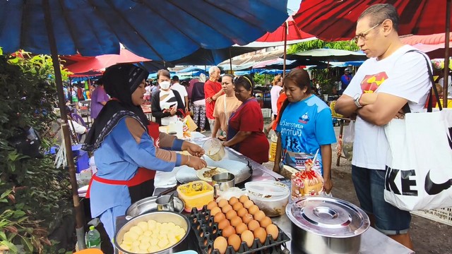 สงขลา-สีสัน นักเรียนสาว ม.2 ใช้เวลาว่างวันหยุด ช่วยคุณแม่ขายโรตีในตลาดนัด เป็นการเรียนรู้ประสบการณ์จริงนอกห้องเรียน ในการประกอบอาชีพหารายได้เลี้ยงครอบครัว