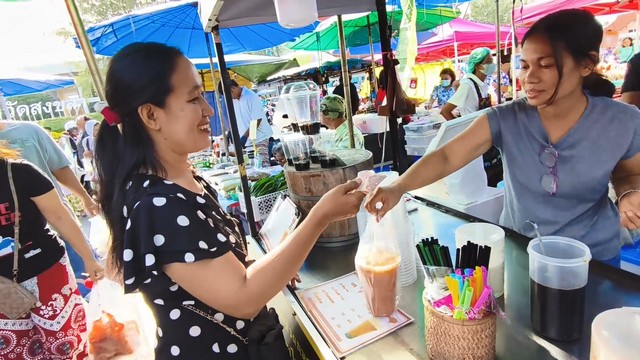สงขลา-สองสามีภรรยา นำเฉาก๊วยในตำนาน เฉาก๊วยบ้านอาม่า สูตรโบราณ ปรับรูปแบบให้ทันสมัย เข้ากับยุคปัจจุบัน เป็นเฉาก๊วยนมสด และเฉาก๊วยชาไทย ได้รับการตอบรับจากลูกค้าเป็นอย่างดี