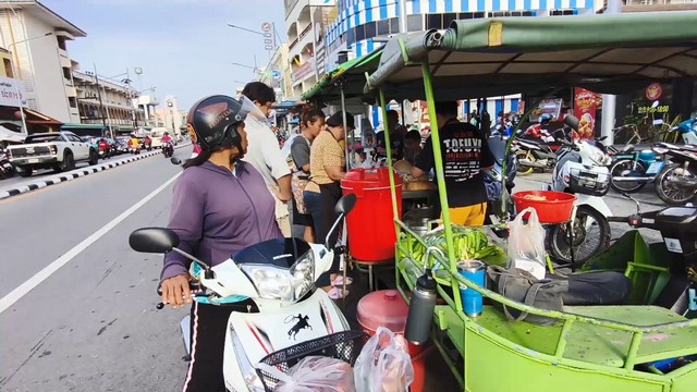 เจ้าของร้านข้าวมันไก่ บอย บางแค จากกรุงเทพฯ เจอไข้หวัดนกระบาดเมื่อหลายปีก่อนต้องปิดกิจการ ย้ายลงมาสงขลาและมาเริ่ม เปิดขายข้าวมันไก่อีกครั้งเมื่อปี 2567 ที่ผ่านมา ในชื่อร้าน แบ บาง คอย ห่อละ 20 บาท ขายดิบขายดี ลูกค้าเพียบ