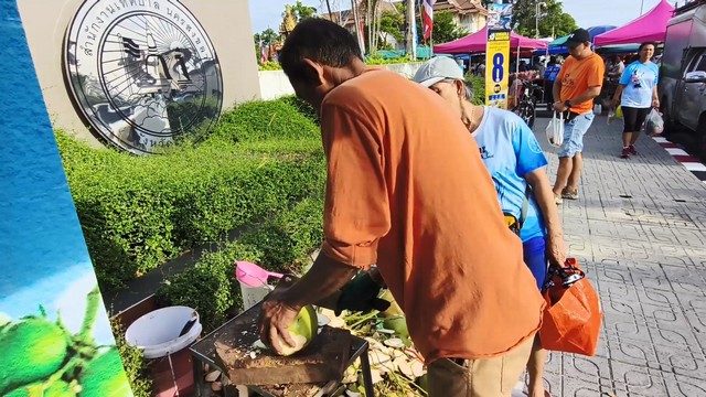 สงขลา-โครงการของผู้ว่าราชการจังหวัดสงขลา “มะพร้าวน้ำหอม กินแล้วฟ้าว กินแล้วเฟี้ยว” เชิญชวนให้คนสงขลา กินน้ำมะพร้าวน้ำหอมเพิ่มขึ้น