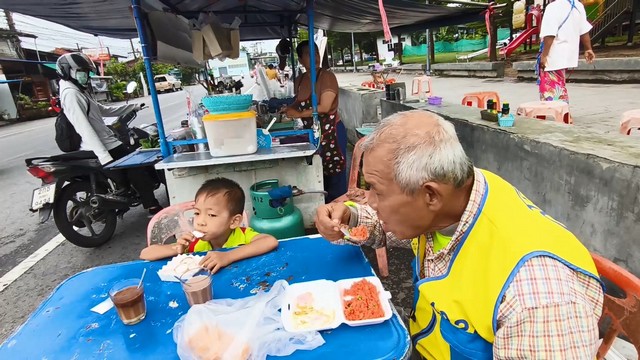 สงขลา-ข้าวผัดแดงไข่ดาวป้าอี๊ด กล่องละ 15 บาท ที่ขายมานานกว่า 30 ปี และเป็นเจ้าเดียวในเมืองสงขลาที่เหลืออยู่ ให้ลูกค้าได้กิน ขายดิบขายดี ลูกค้าเพียบ