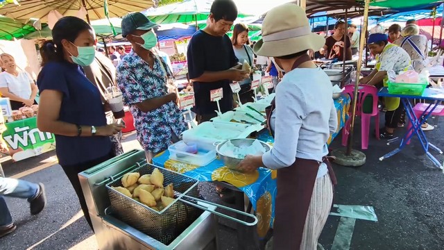 สงขลา-สีสีน..กะหรี่ปั๊บคุณจีรนันท์ 5 ไส้ ทั้งไส้ไก่ ไส้สังขยา ไส้ไก่หยอง ไส้ฝอยทอง และไส้ถั่ว ที่ได้สูตรมาจากน้องสะใภ้ แป้งกรอบ ไส้อร่อย