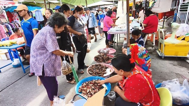 สงขลา-นักเรียนสาว ม. 4 โรงเรียนนวมินทราชูทิศทักษิณ ใช้เวลาว่างวันหยุดวันเสาร์วันอาทิตย์ ช่วยคุณแม่ ขายปูแสมดอง ในตลาดนัดอย่างคล่องแคล่ว