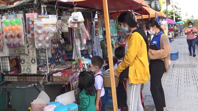 สงขลา-สีสัน ร้านค้ารถเข็นริมรั้วโรงเรียน แม่ค้าเฮ!!ทุกร้านขายดิบขายดี สร้างรายได้เป็นอย่างดีนำไปเลี้ยงครอบครัว