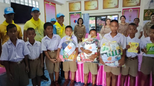 (สุรินทร์)จิตอาสาพระราชทาน มณฑลทหารบกที่ 25 มอบถุงยังชีพ และสิ่งของจำเป็นให้ประชาชนที่ได้รับผลกระทบจากเหตุการณ์ปะทะ ในพื้นที่ชายแดนไทย – กัมพูชา