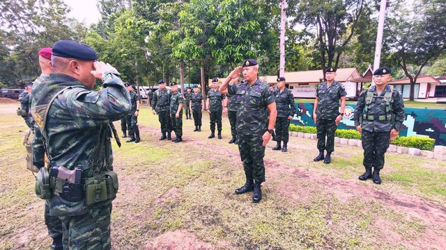 (สุรินทร์) ผบ.ทบ. ตรวจเยี่ยมกองกำลังสุรนารี ขอบคุณและให้กำลังใจทหารชายแดน ย้ำผู้คับบัญชาดูแลกำลังพลอย่างใกล้ชิด สับเปลี่ยนกำลังให้พักฟื้นฟู เพื่อให้กำลังพลได้ผ่อนคลาย