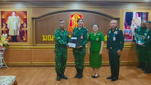 (สุรินทร์) ผู้บัญชาการมณฑลทหารบกที่ 25 ประธานสมาคมแม่บ้านทหารบก สาขามณฑลทหารบกที่ 25 มอบทุนยังชีพบุตรที่มีความต้องการพิเศษและคู่สมรสที่ทุพพลภาพ