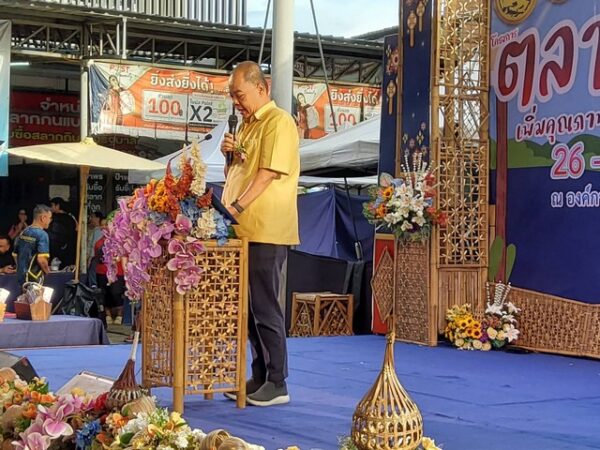 ลำพูน – ผู้ทรงคุณวุฒิจาก สำนักงานเลขาธิการ สภาผู้แทนราษฎร เปิดงานโครงการ “ตลาดต้นแบบ เพิ่มคุณภาพชีวิตเศรษฐกิจชุมขน คนภาคเหนือ ” พร้อมทั้งเปิดป้ายตลาดต้นแบบ BCG MODEL Green Market