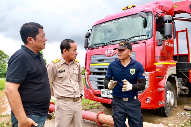 พิษณุโลก อบจ.พิษณุโลก ส่งเจ้าหน้าที่ฯ ช่วยติดตั้งเครื่องสูบน้ำเพื่อแก้ไขปัญหาน้ำท่วมขังบ้านเรือนประชาชนในพื้นที่ ต.ท่าโพธิ์ อ.เมืองพิษณุโลก