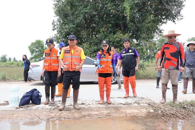พิษณุโลก รองผู้ว่าราชการจังหวัดพิษณุโลก พร้อมคณะ ร่วม อบต.วังพิกุล ลงพื้นที่ติดตามสถานการณ์น้ำท่วม มอบถุงยังชีพ และหารือแก้ไขปัญหาพนังกั้นน้ำแตก