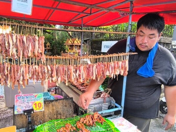 นครนายก – พ่อค้าหนุ่มวัย 31 ปีขายหมูพวงแดดเดียว บนรถพ่วงข้างลงทุนน้อยรายได้ดี