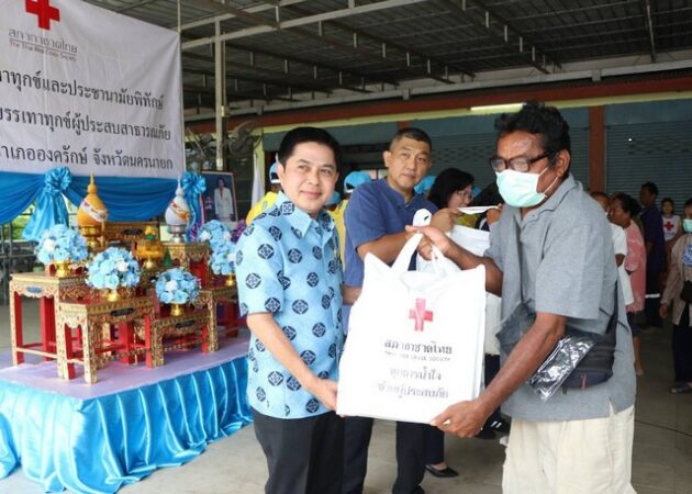 นครนายก – ผู้ว่าฯพร้อมคณะมอบชุดธารน้ำใจบรรเทาทุกข์ผู้ประสบอุทกภัย