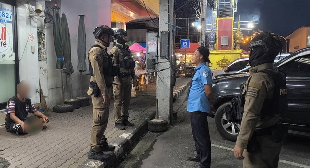 นครนายก – ชายเมาก่อกวนไปดึงประตูหน้าธนาคารที่ล็อคไว้เขย่าอย่างแรงในขณะเจ้าหน้าที่กำลังทำงานใกล้สิ้นเดือน