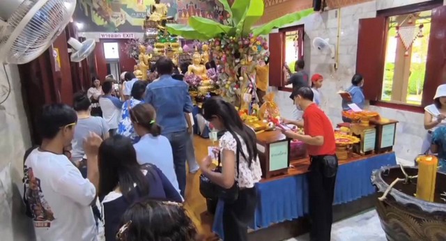 นครนายก – นักท่องเที่ยวเข้าส่องเลขเด็ดอ่างน้ำมนต์วัดหลวงพ่อปากแดง พร้อมขอพร โชคลาภ ธุรกิจ หน้าที่การงาน ใกล้วันหวยออก