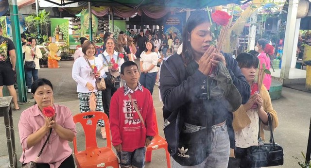 นครนายก – ใกล้วันหวยออกนักท่องเที่ยวจุดธูปขอเลขเด็ดองค์ท้าวเวสสุวรรณปางหน้าเทพสีทอง เพื่อนำไปเสี่ยงโชค