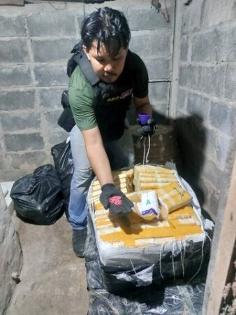 มุกดาหารสะเทือน! 🚨 บุกบ้านยึดยาบ้า 1.6 ล้านเม็ด ซุกห้องน้ำ ผู้ต้องหาหนีรอด!”