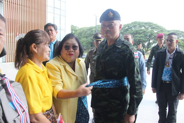 กาฬสินธุ์ ม.กาฬสินธุ์เดินหน้าพัฒนาท้องถิ่นมุ่งสู่มาตรฐานสากล แม่ทัพภาคที่ 2 พบปะครู นักเรียน