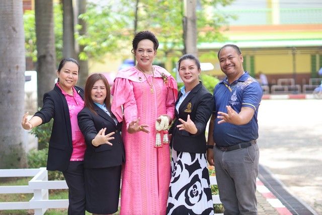 กาฬสินธุ์- ครู-นักเรียนรำเชิดชู 9 ครูเกษียณพร้อมยก “แม่ครูพรชัย” ผู้บุกเบิกวงโปงลางกาฬสินธุ์พิทยาสรรพ์ ที่โด่งดังทั่วโลก