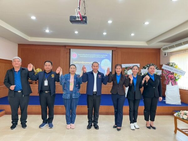 กาฬสินธุ์สอนทักษะทำพวงหรีดจากดอกไม้ประดิษฐ์