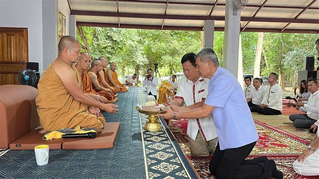 กาฬสินธุ์ “ดร.สม นาสอ้าน” เกษียณด้วยบุญใหญ่ ร่วมทอดผ้าป่าสามัคคี สวนธรรมส่องใจ สมทบทุนสร้างพระแก้วมรกตจำลอง-พระสยามเทวาธิราช
