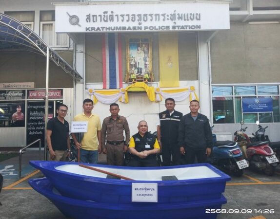 สมาคมสื่อสร้างสรรค์เพื่อสังคมรับมอบ เรือ จำนวน 2 ลำ จาก ข้าราชการตำรวจ สภ.กระทุ่มแบน