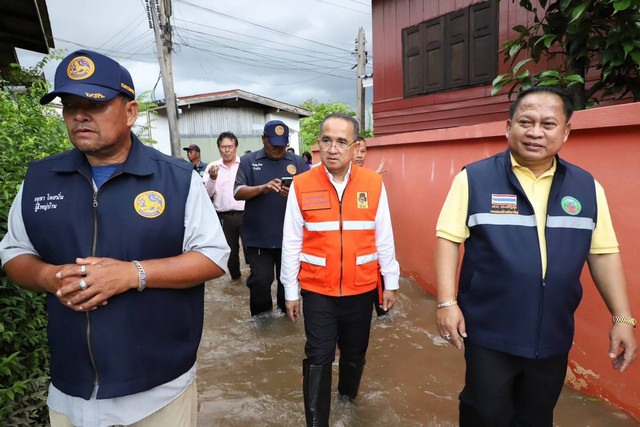 ปทุมธานี ผนึกกำลังเตรียมพร้อมสู้ภัยสถานการณ์น้ำ ลงพื้นที่ตรวจสอบประตูระบายน้ำ พร้อมเยี่ยมให้กำลังใจประชาชนที่ได้รับผลกระทบ