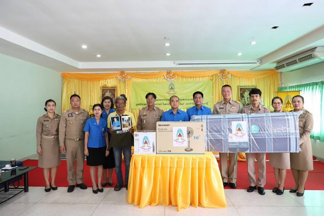 ปทุมธานี มูลนิธิราชประชานุเคราะห์ฯ มอบสิ่งของพระราชทาน ช่วยเหลือผู้ประสบอัคคีภัย ในพื้นที่ จ.ปทุมธานี