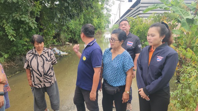 ปทุมธานี สจ.ลูกโป่ง ตรวจน้ำท่วมพร้อมประสานวางเครื่องสูบน้ำด่วน ขอประชาชนมั่นใจ นายกแจ๊สไม่ทอดทิ้ง