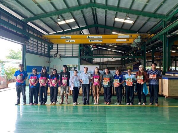 ปทุมธานี มอบข้าวสาร อาหารแห้ง และน้ำดื่ม ให้กับเทศบาลสามโคกเพื่อนำไปแจกจ่ายช่วยเหลือประชาชน