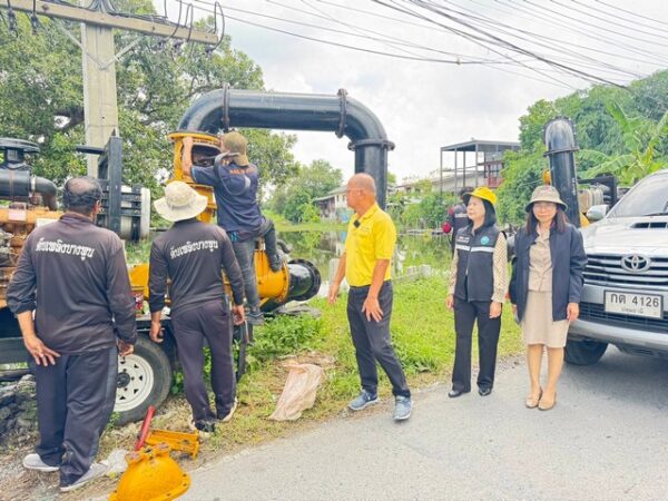 ปทุมธานี ”นายกอำนวย“ลงพื้นที่ตรวจระดับน้ำประตูระบายน้ำเพื่อป้องกันน้ำเอ่อท่วมบ้านเรือน