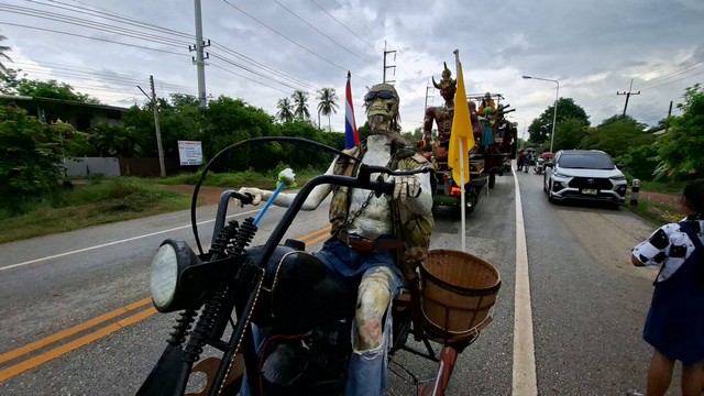 อุตรดิตถ์-ชาวอุตรดิตถ์ร่วมแห่เปรตสืบสานประเพณีสารทเดือน 10 คึกคัก ขอพร’ศพไม่เน่า’ ส่องเลข ปู่ผาบ่อง