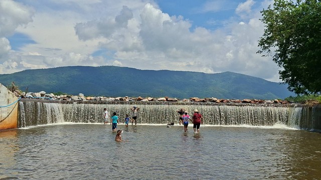 อุตรดิตถ์ บรรยากาศคึกคัก แห่เที่ยวเนื่องแน่น ฝายชำบอน สุดอันซีน ไนแอการา เล่นม่านน้ำ สวยงาม ใสสะอาด ถ่ายภาพที่ระลึก ปิกนิกกลางน้ำ